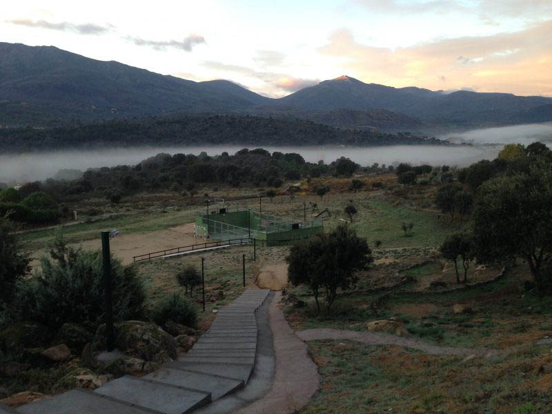 Vision de la zona de juegos de Finca Montespliego en una preciosa mañana de otoño